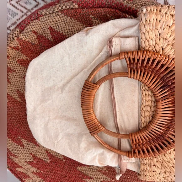 Cute Natural Bohemian Beachy Clutch - Picture 8 of 9